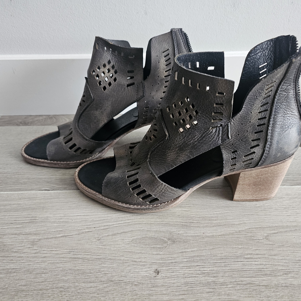 Stylish Women's Cutout Ankle Boots
